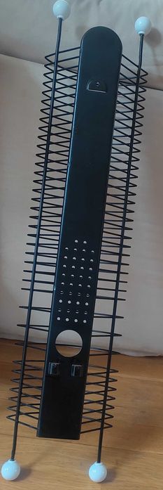 Metalowy, czarny stojak wiszący marki IKEA na 40 płyt CD