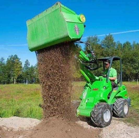 Przesiewanie ziemi, kruszywa, torfu, mobilne przesiewanie, przesiewacz