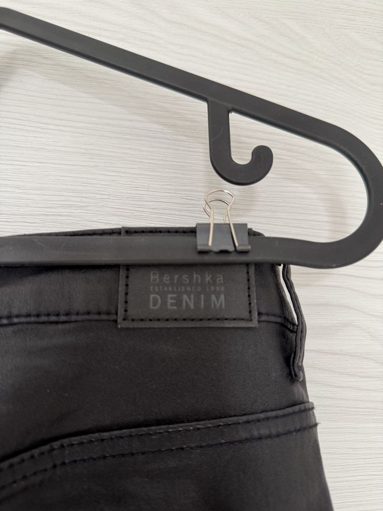 Czarne woskowane spodnie Bershka nowe dopasowane skinny wysoki stan S