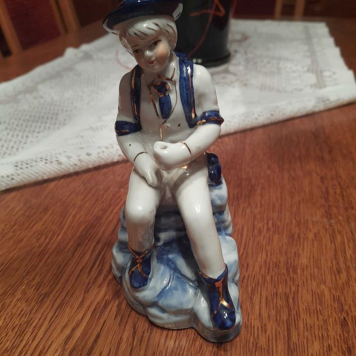 Porcelanowa figurka wędrowca