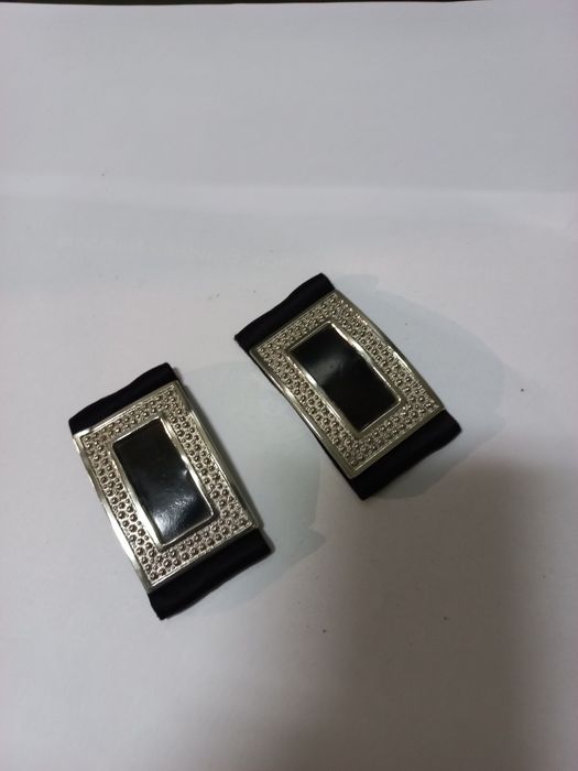 Aplicações ou clips para sapatos pretos