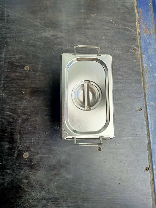 Gastropojemnik ze stali nierdzewnej z raczkami i pokrywka 1/4 GN nowy