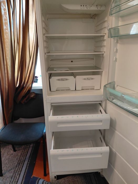 Подам холодильник електролюкс