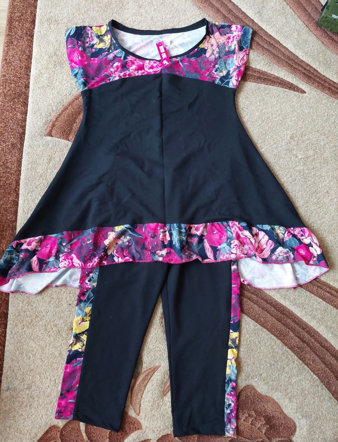 Nowy komplet dres tunika spodnie 3/4. Kwiaty