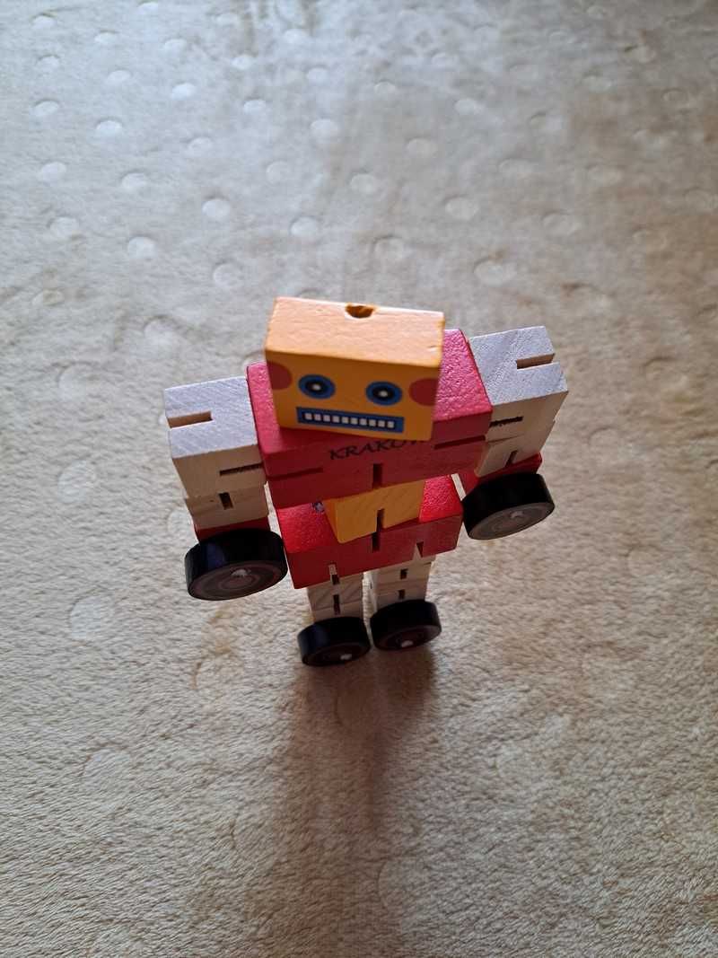 Drewniany robot auto