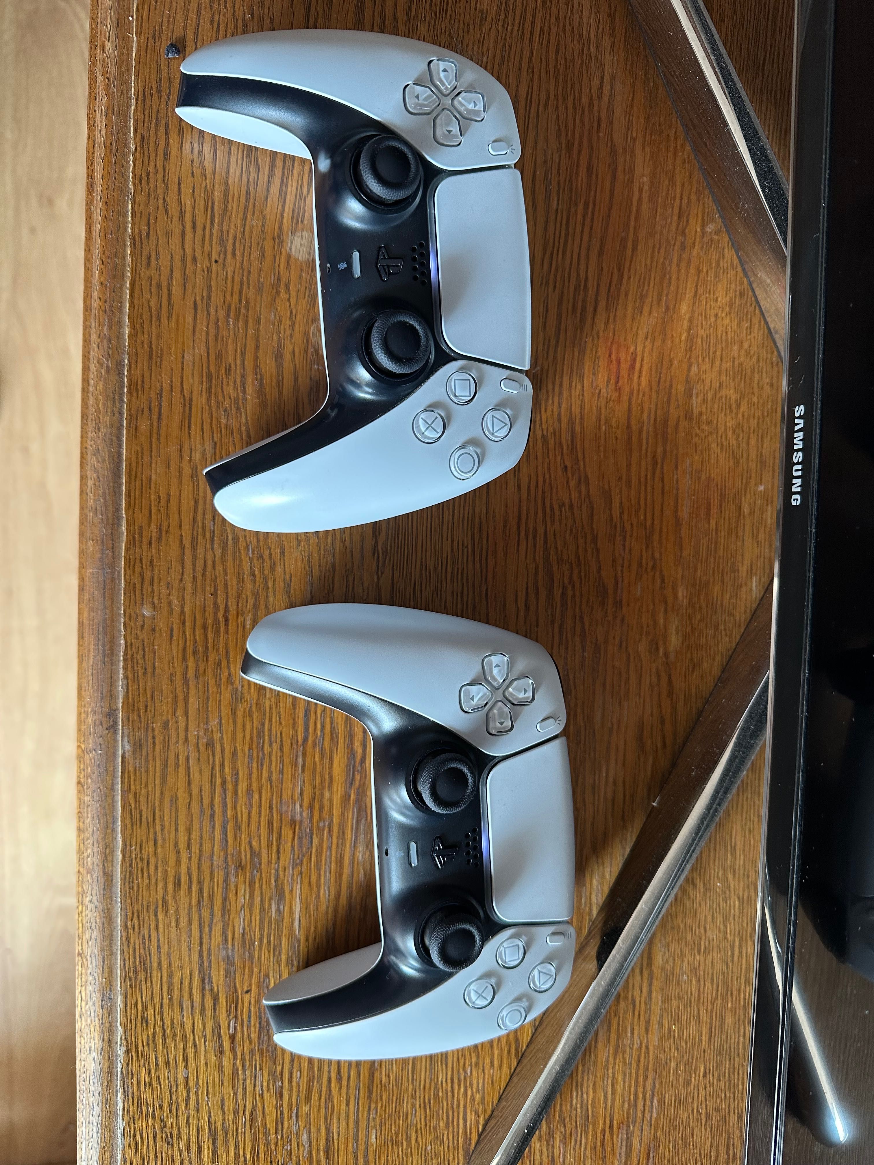 W sprzedaży Ps5  i dwa joysticki