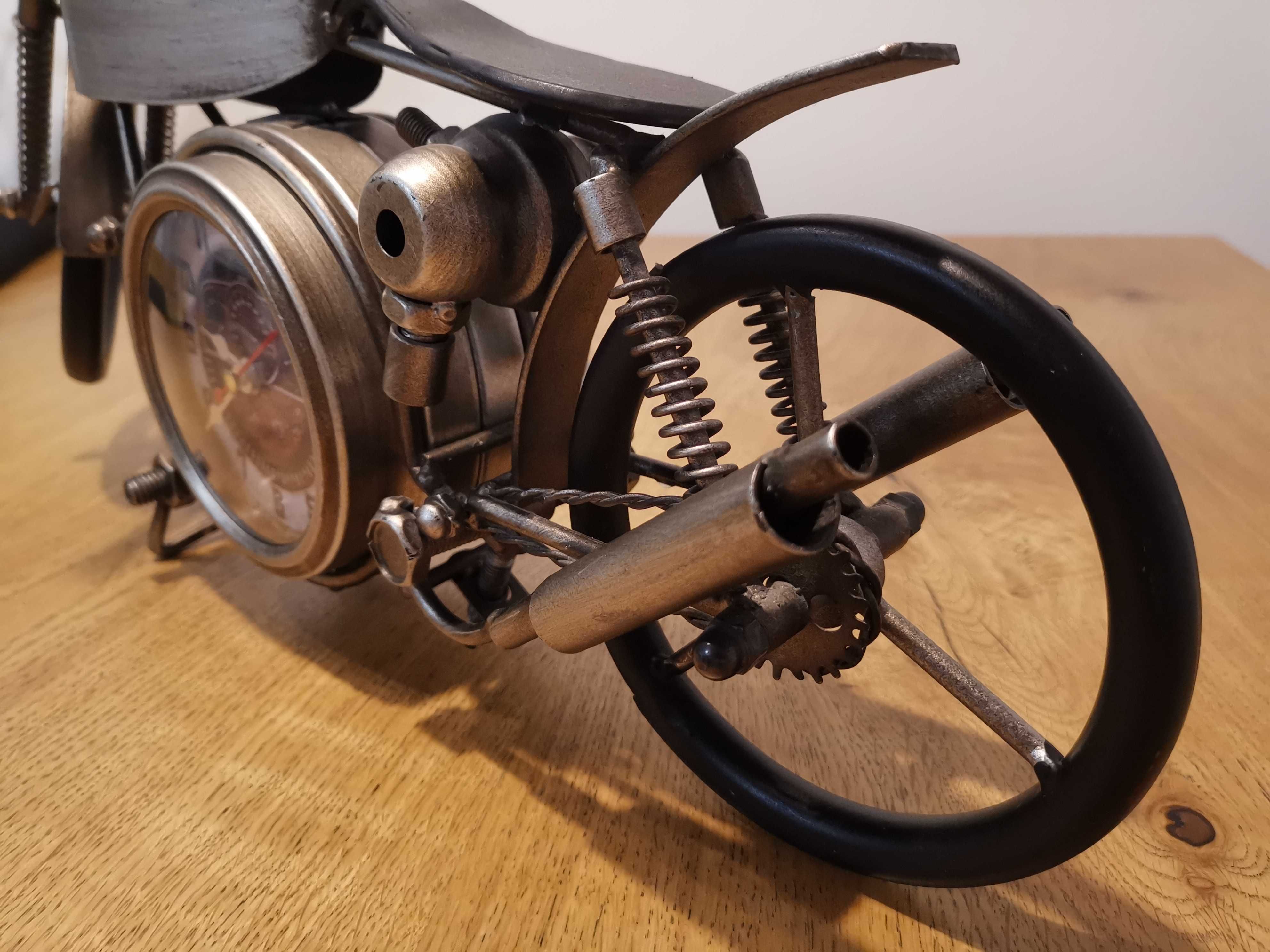 Zegar Motor z Metalu -Zegar podwójny