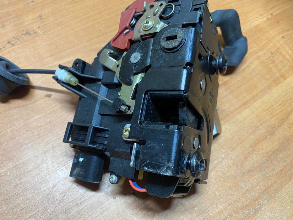 задній правий замок механізм дверей Ауді А4 Б6