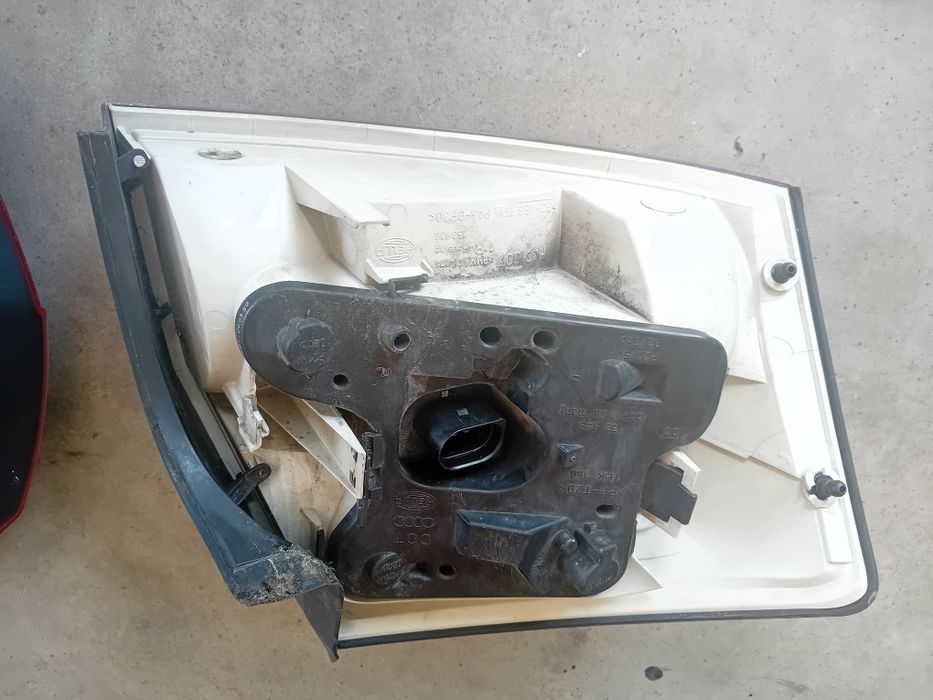 Audi A4 B6 B7 sedan  lampa lampy lewa  tył tylnia hella