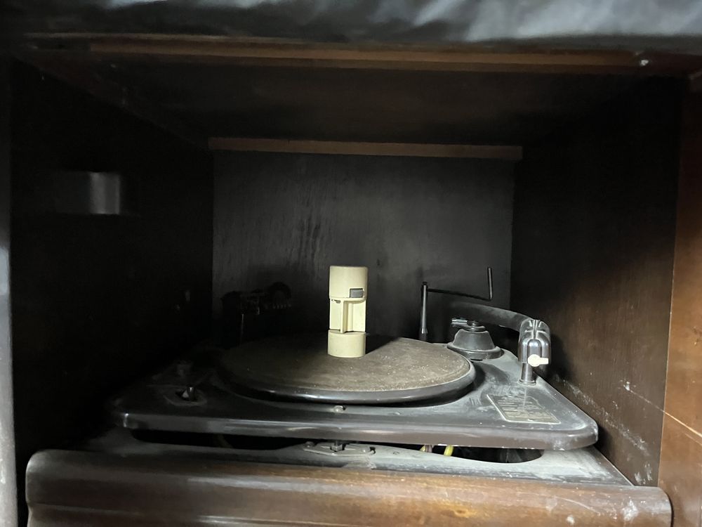Movel antigo com radio e gira-disco