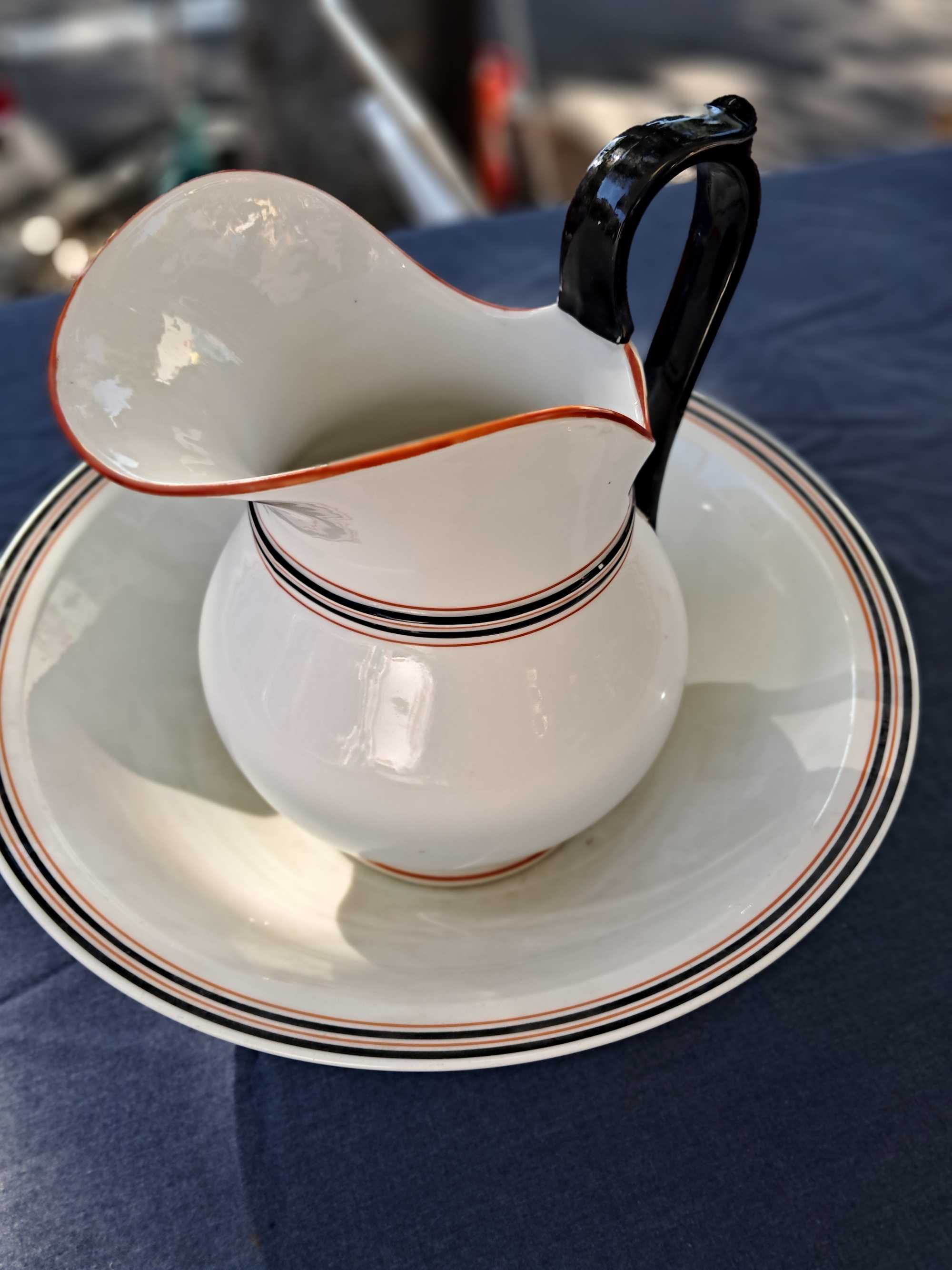 Conjunto de pia e jarro