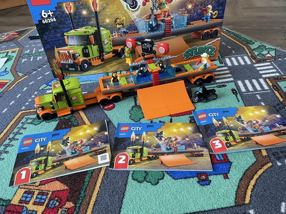 Конструктор LEGO City Stunt Вантажівка для шоу каскадерів (60294)