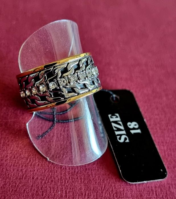 Anel bicolor, em aço, com fiada de zirconias no centro. T18