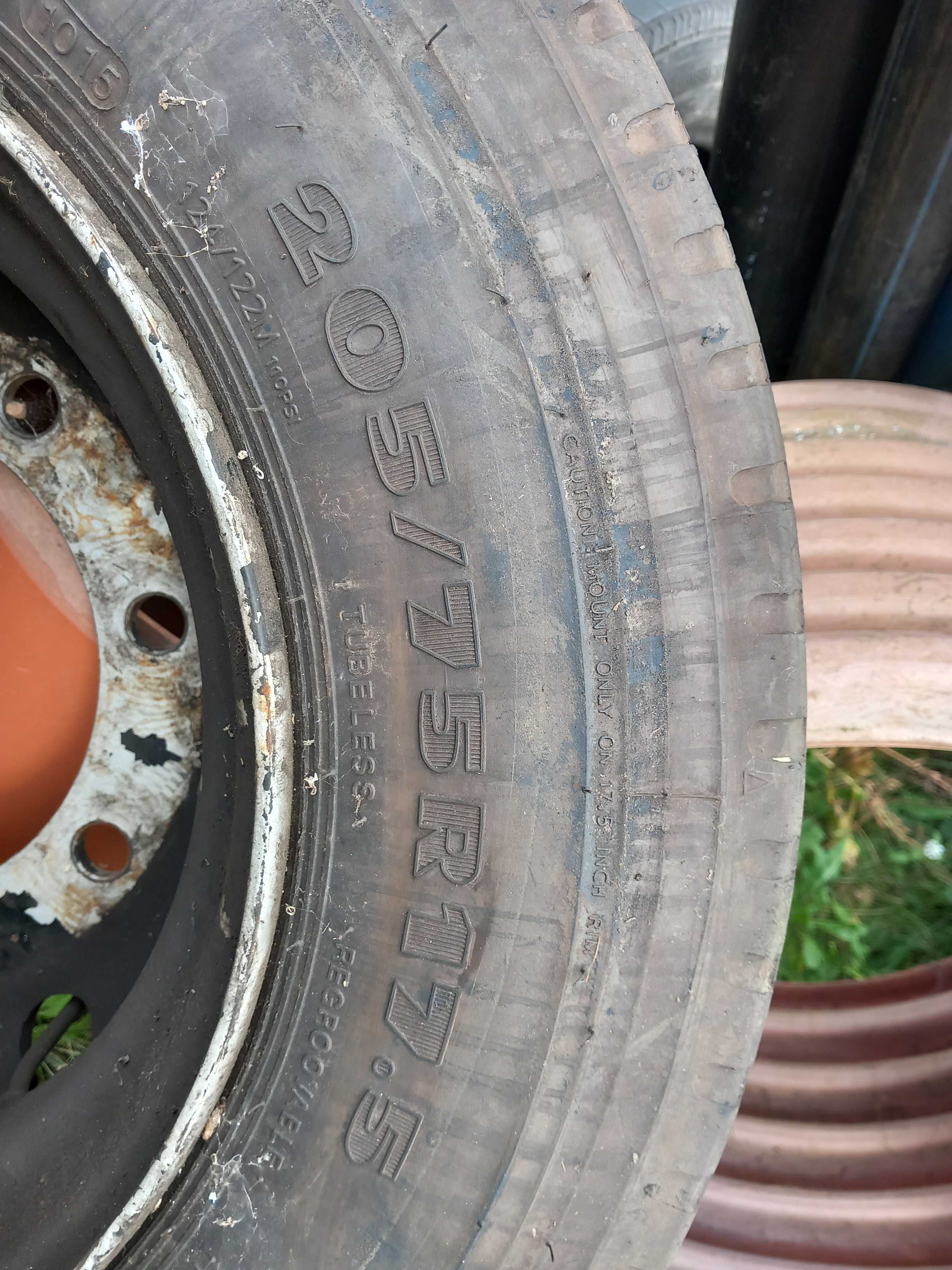 Opona , rozmiar1200x 20, bieżnik dobry.- stan dobry.