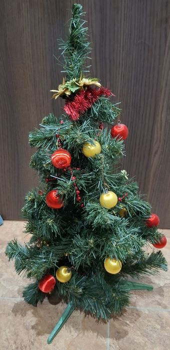 Mała choinka z ozdobami