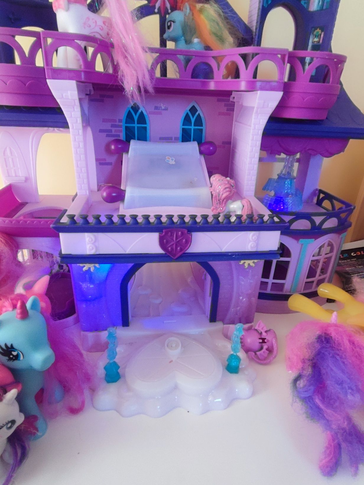 Magiczna szkoła na baterie dla kucyków my little Pony, z kucykami