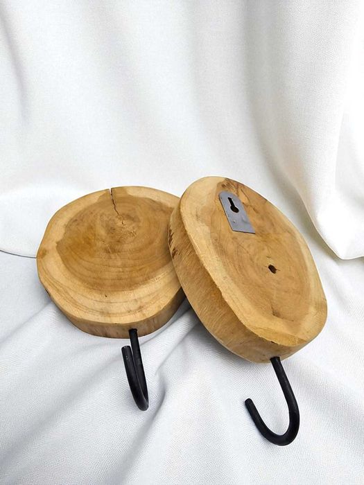 Zestaw dwóch drewnianych wieszaków ściennych