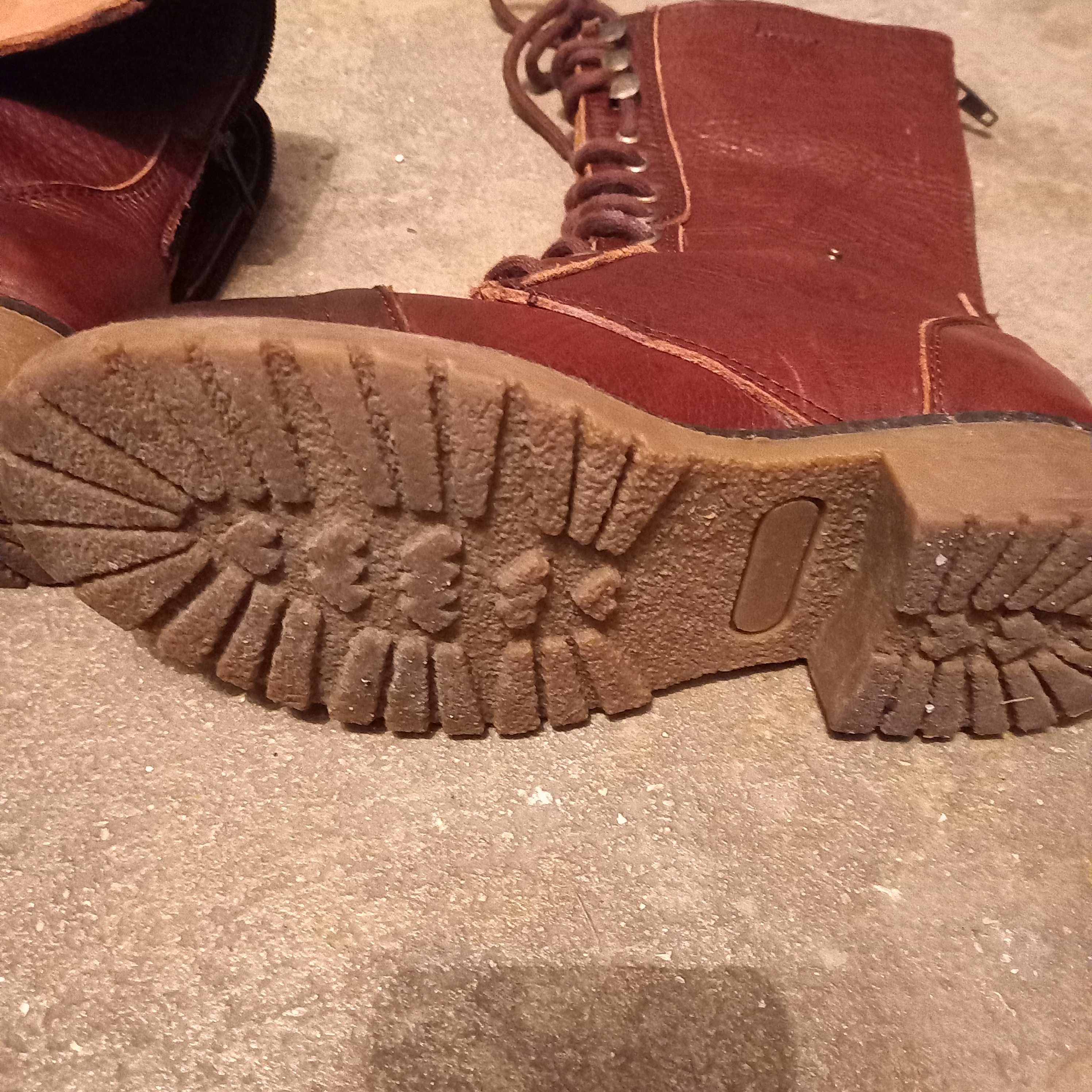 Botas com cordões em couro