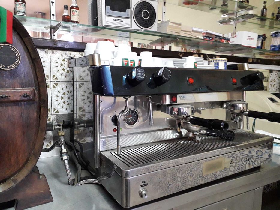 Máquina de café industrial.