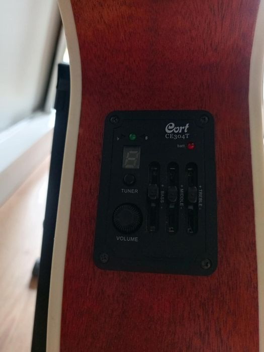 Gitara elektroakustyczna Cort + zestaw akcesoriów