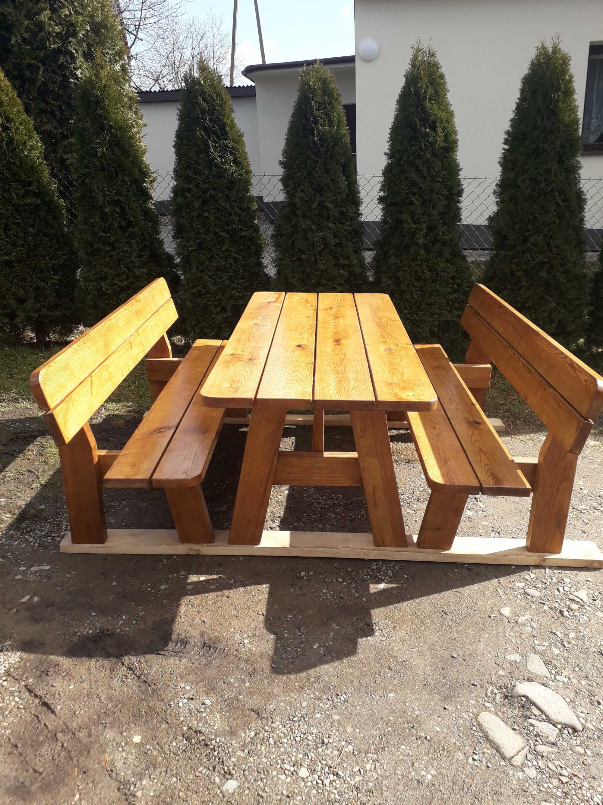Meble ogrodowe dębowe - Solidny stół dębowy plus dwie ławki