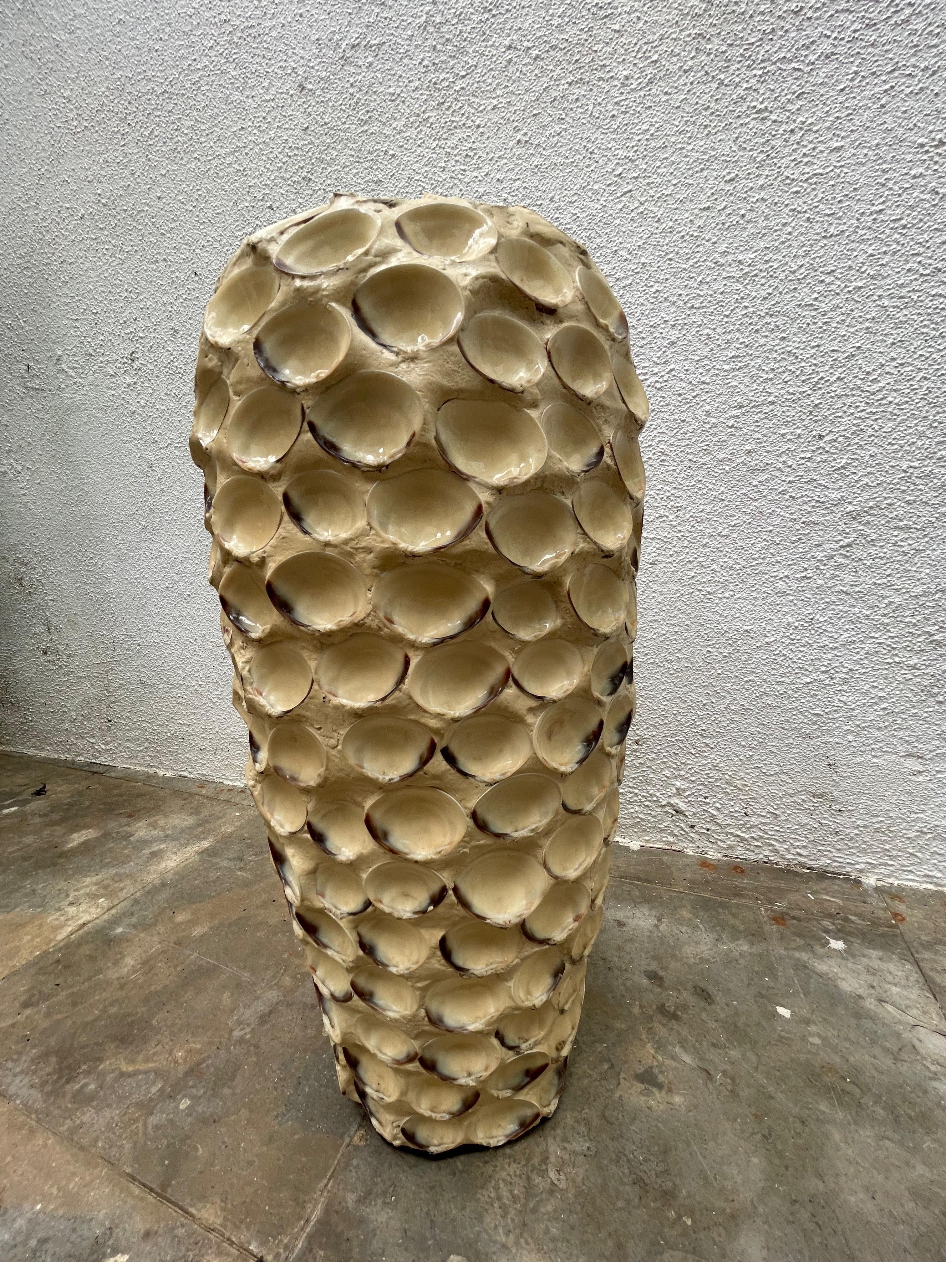 Jarra cerâmica com conchas
