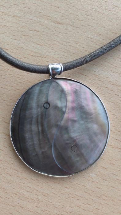 Naszyjniki na rzemyku