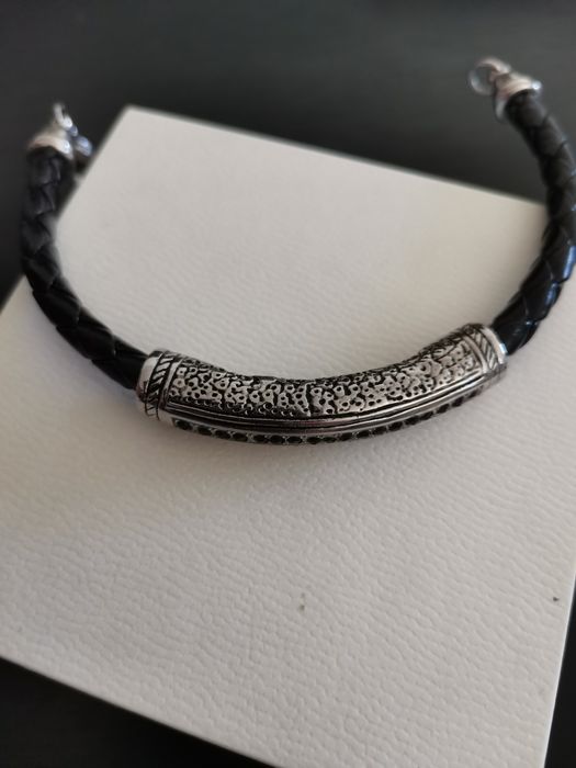 Pulseira preta entrançada
