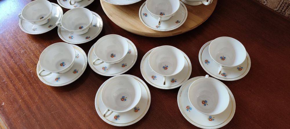 Serviço de chá em porcelana branca da Vista Alegre, Portugal.