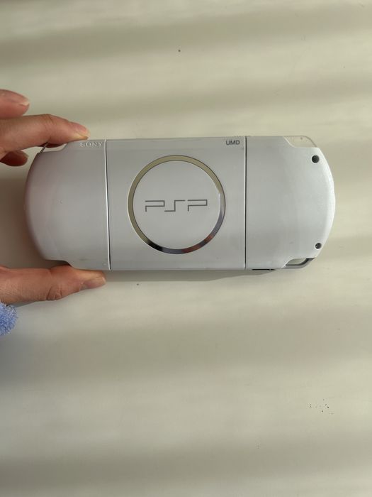 PSP branca brilhante com jogo