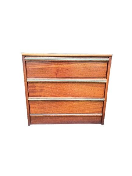 Cama de casal com estrado, com 2 mesas de cabeceira e 1 cómoda.