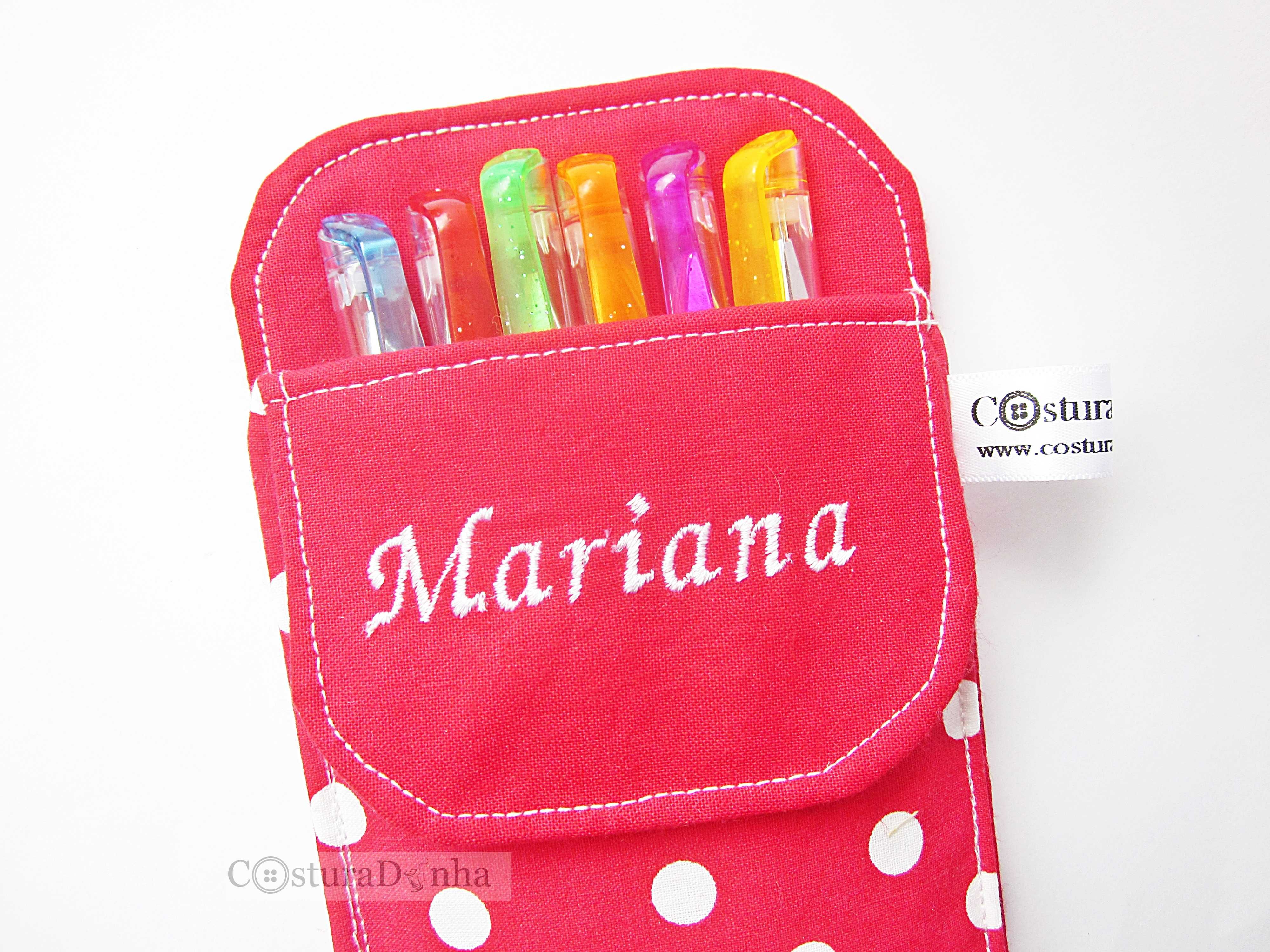 Conjunto de 2 porta-canetas para bata bordado com o nome Mariana.