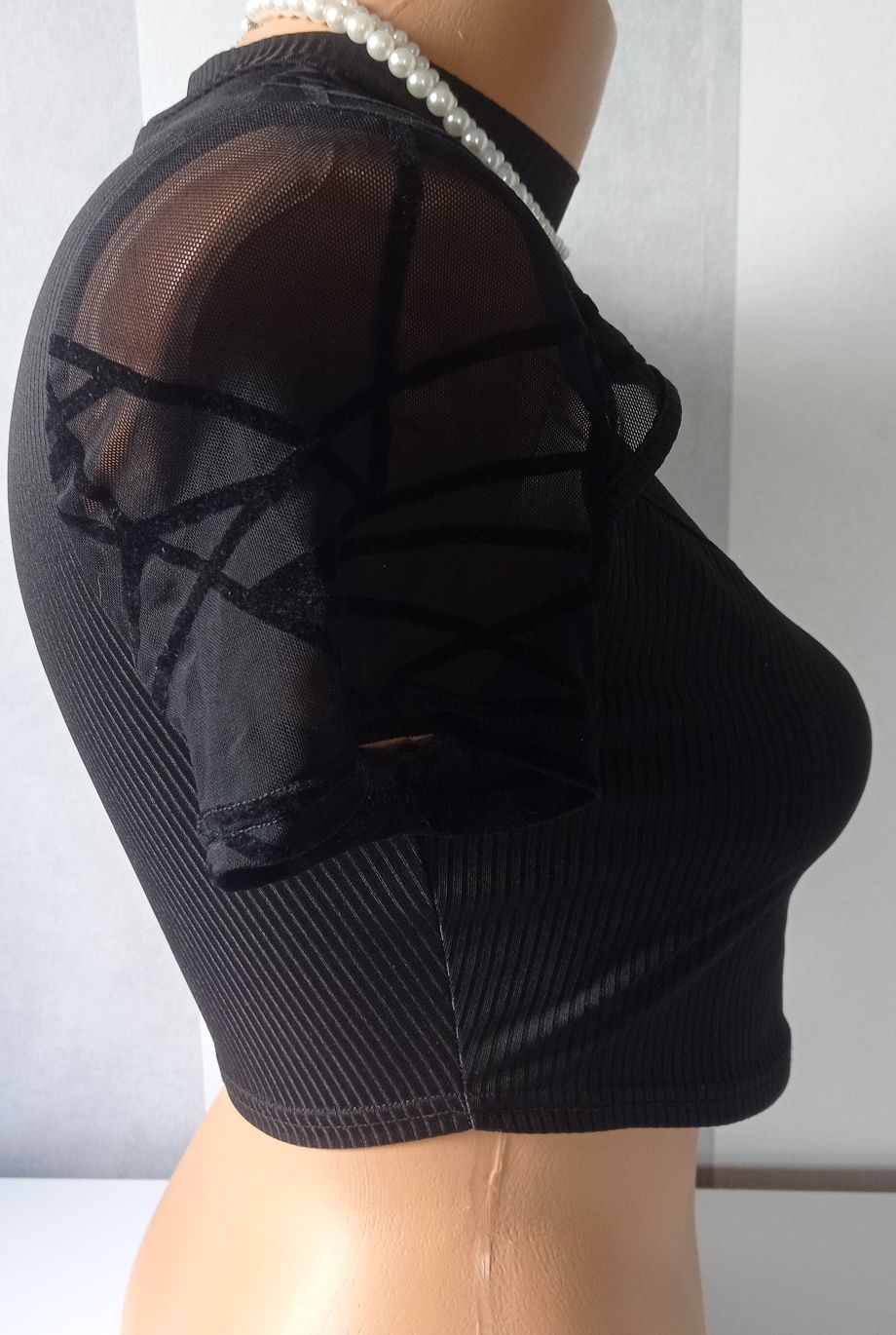 Bluzka czarna prążkowna odkryty dekolt crop top z siateczką Shein M