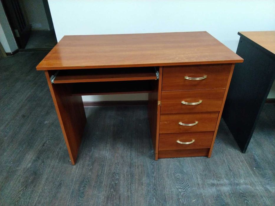 Стіл комп'ютерний