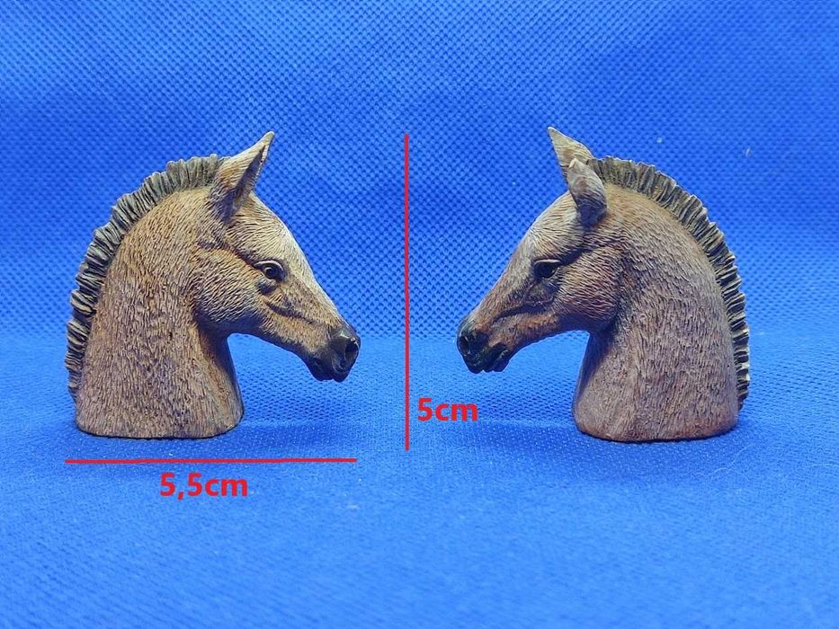 Par de pequenos bustos de cavalos decorativos