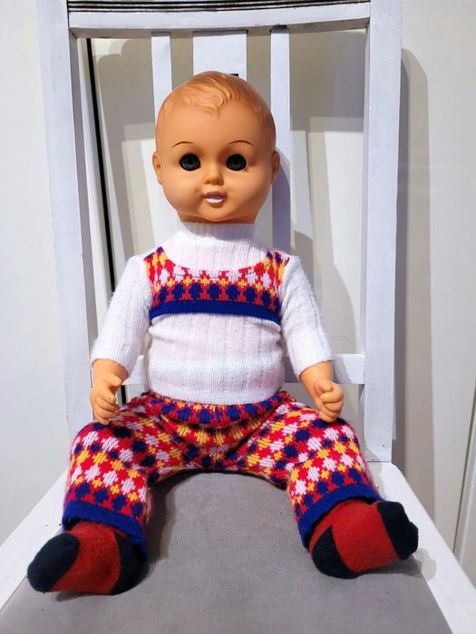 Sympatyczna lalka z delikatnym uśmiechem 51cm