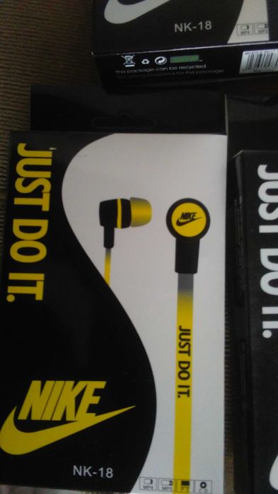 Phones em caixa da marca Nike