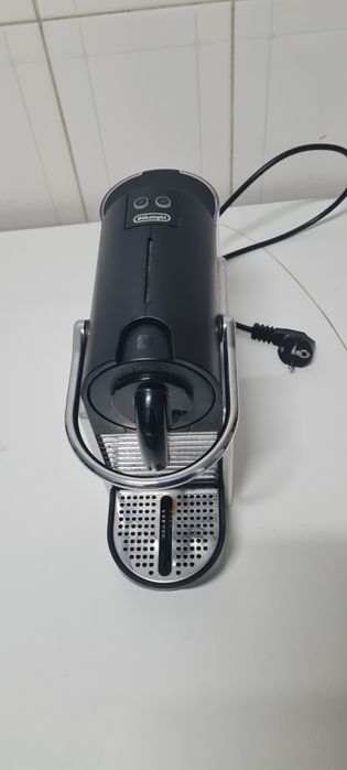 Maquina cafe nespresso impecável