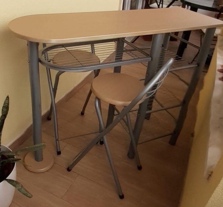 Mesa alta com cadeiras
