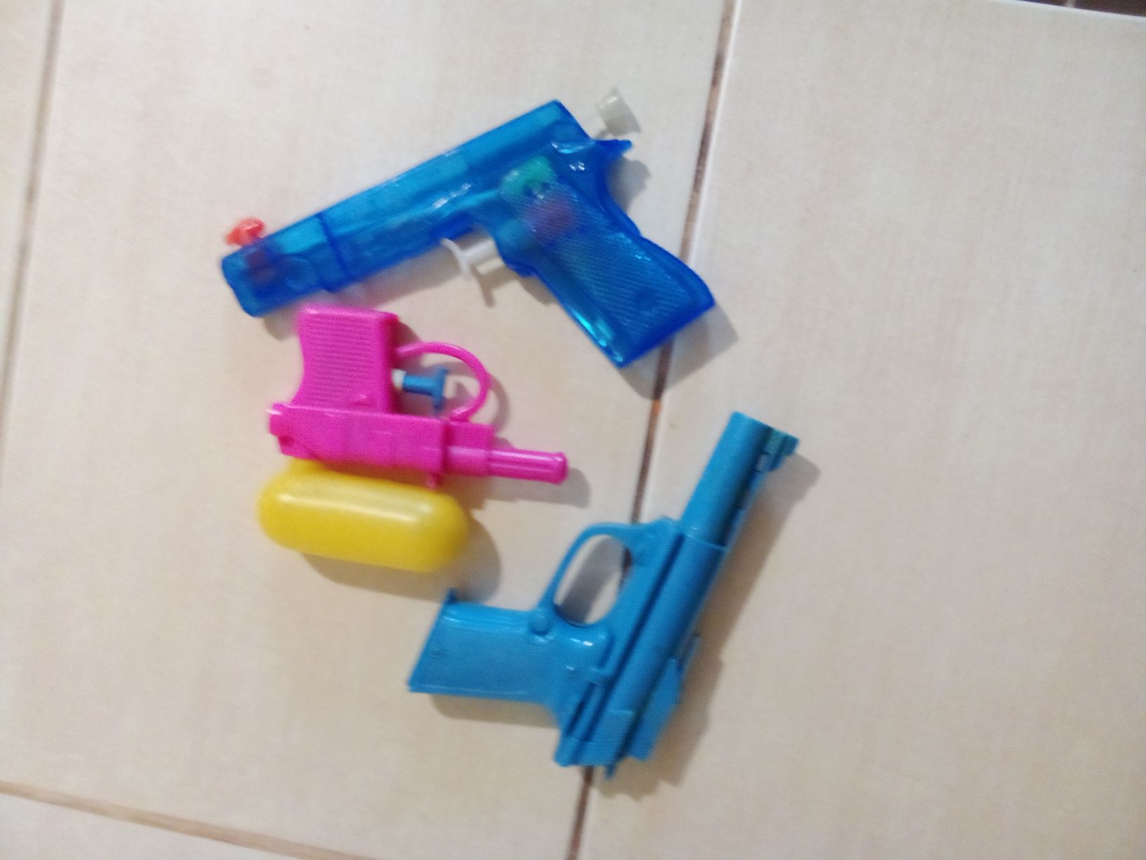 Zabawki pistolety na wodę z lat prlu