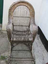 Кресло качалка из лозы для сада