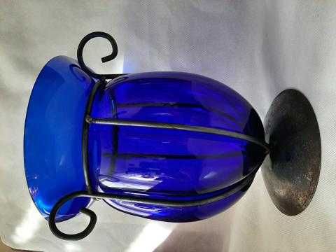 Duży szklany kobaltowy wazon w metalowym oplocie