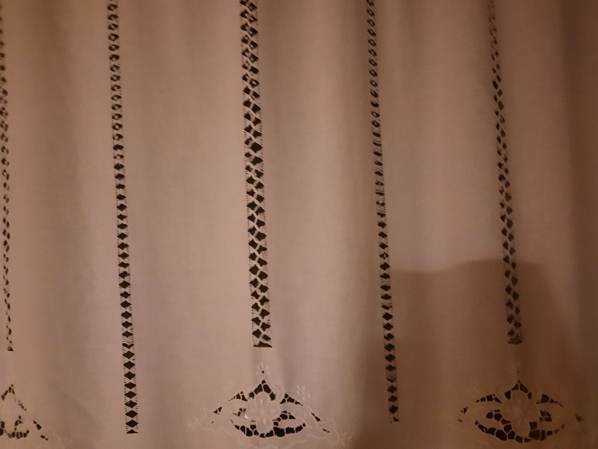 Cortinados em linho bordado à mão.