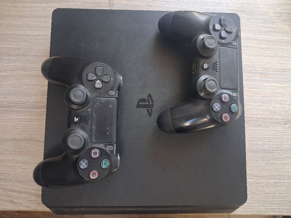 Playstation 4 slim 1TB 2 pady