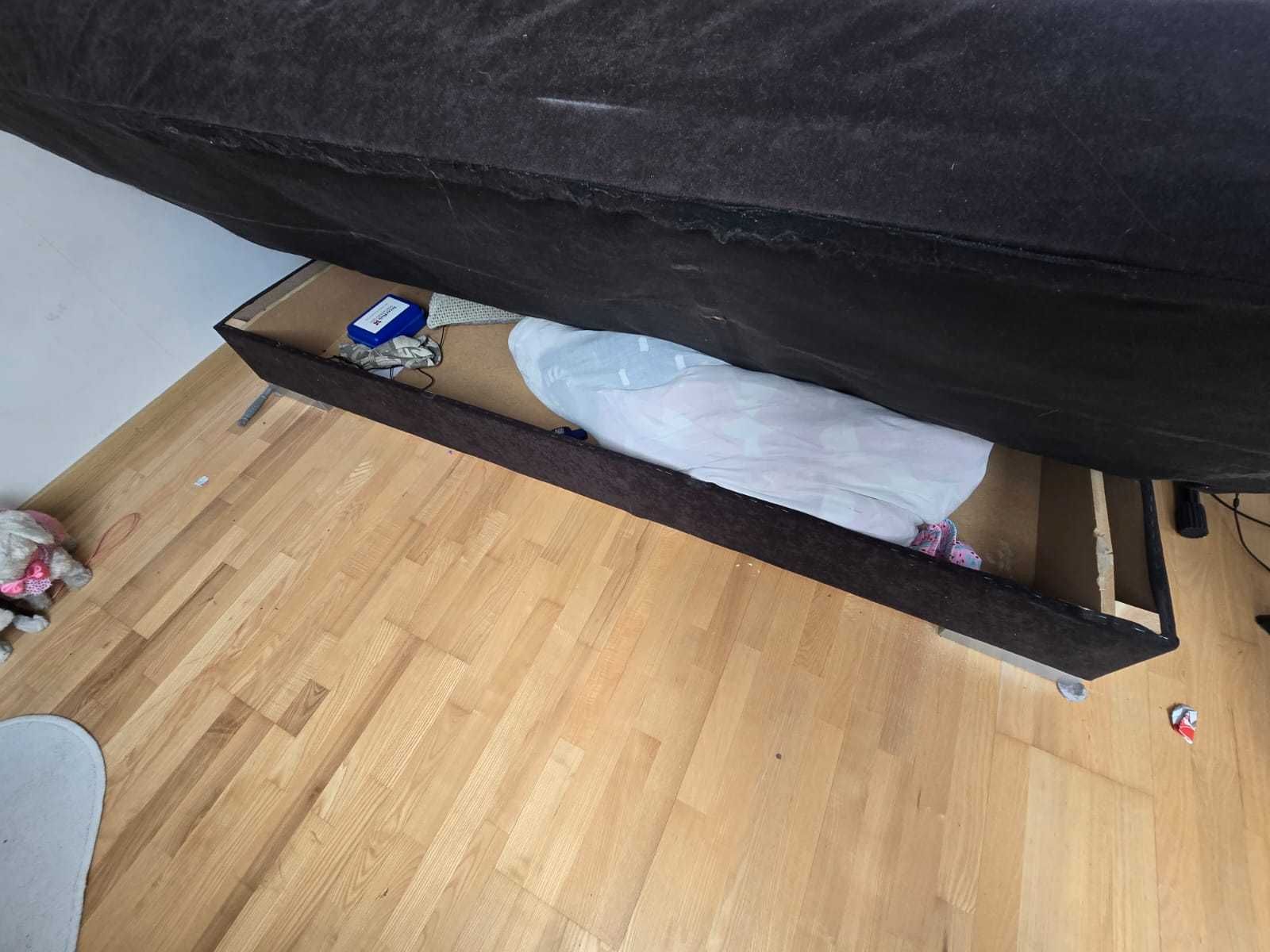 Czarna rozkładana wersalka z motywem samochodu Piovia x3