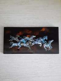 Obrazek - osiem siwych koni w galopie