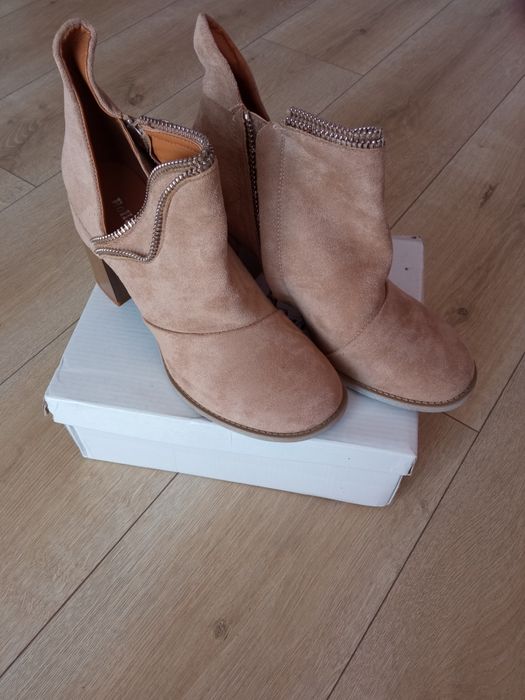 Buty botki zamszowe na słupku klocek Bella Paris