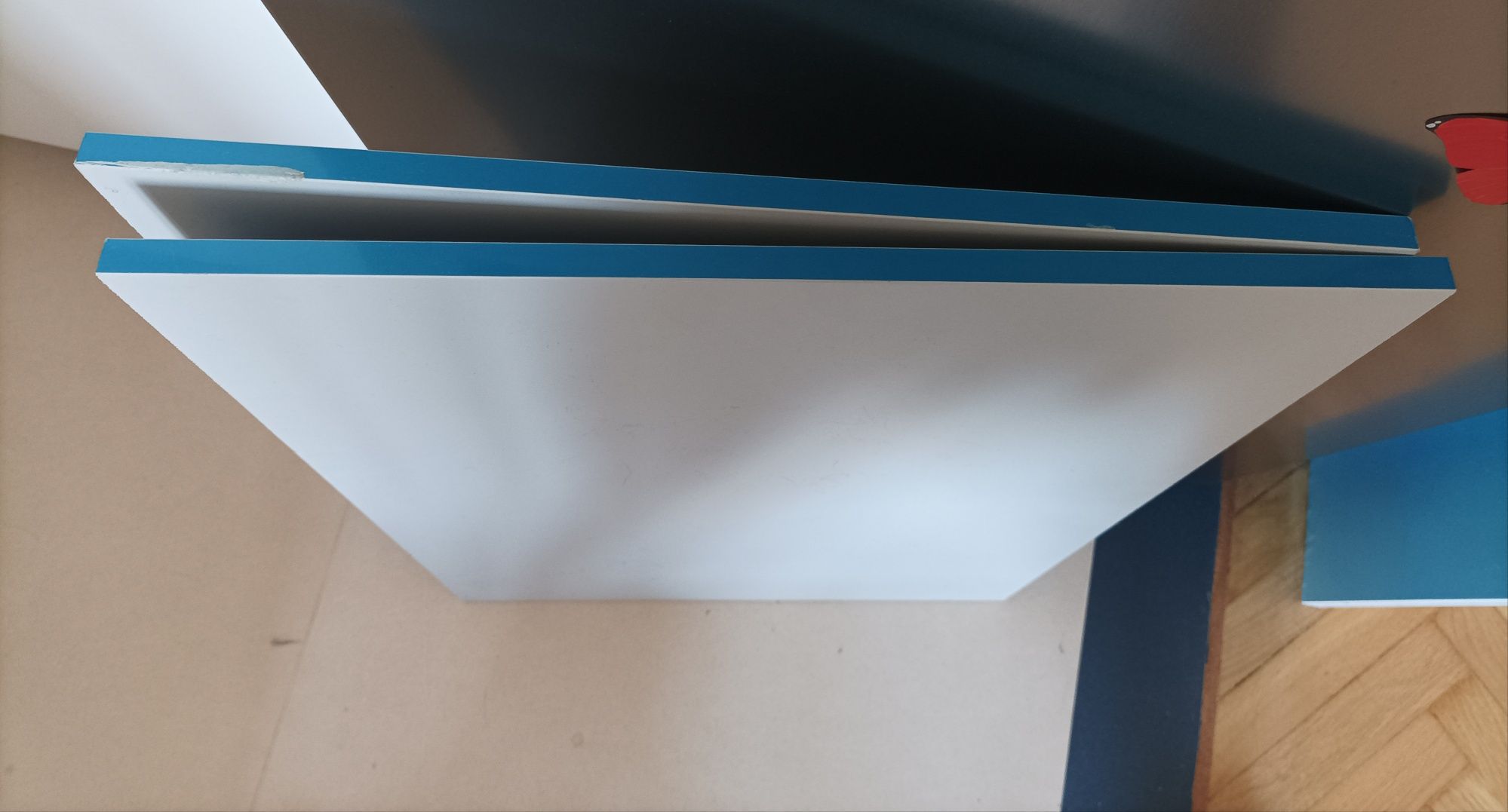 Dwa panele Ikea, kolor jasnoszary