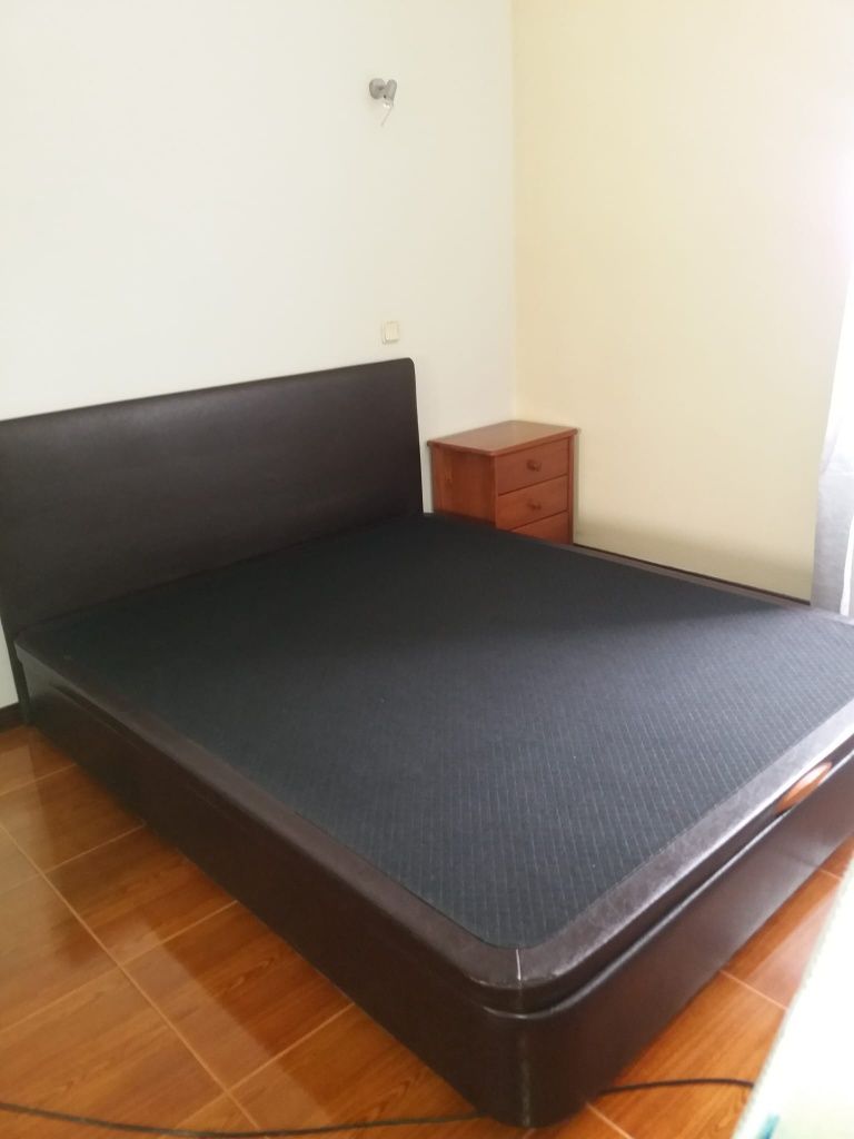 Quarto de casal - comoda, mesas de cabeceira e cama com colchão