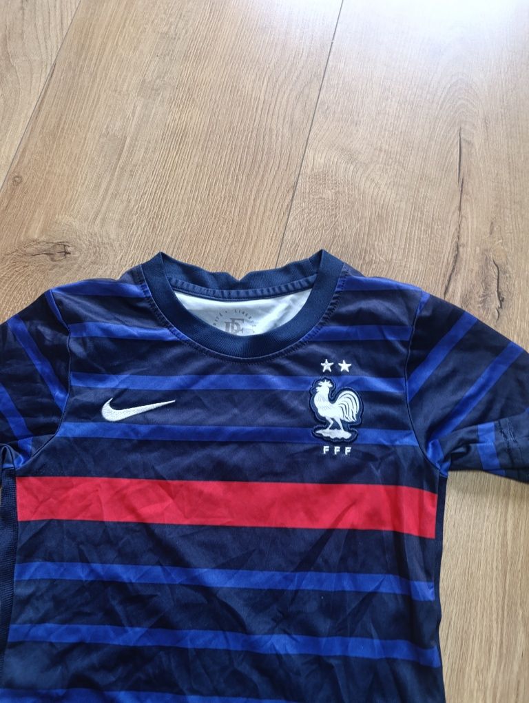 Nike sport podkoszulek piłka nożna 122 sportowy chłopak